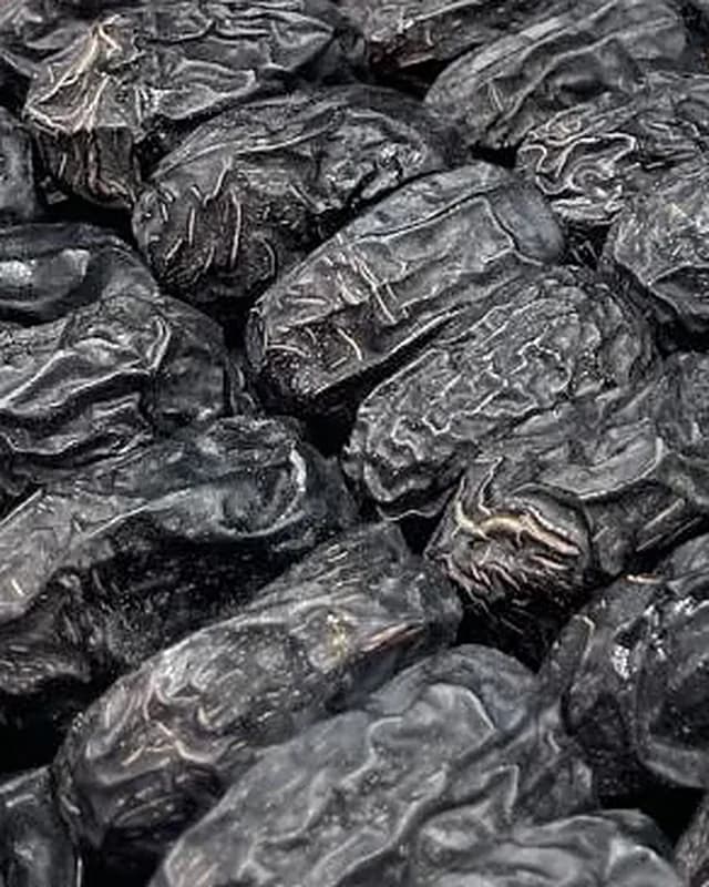 حبات عجوة المدينة الملكي الكبيرة عن قرب
