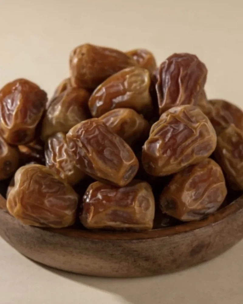 حبات جالكسي ملكي عنابي لامعة في صحن خشبي