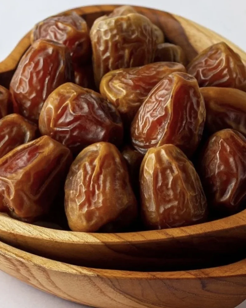 حبات جالكسي ملكي عنابي في صحن خشبي على شكل قلب