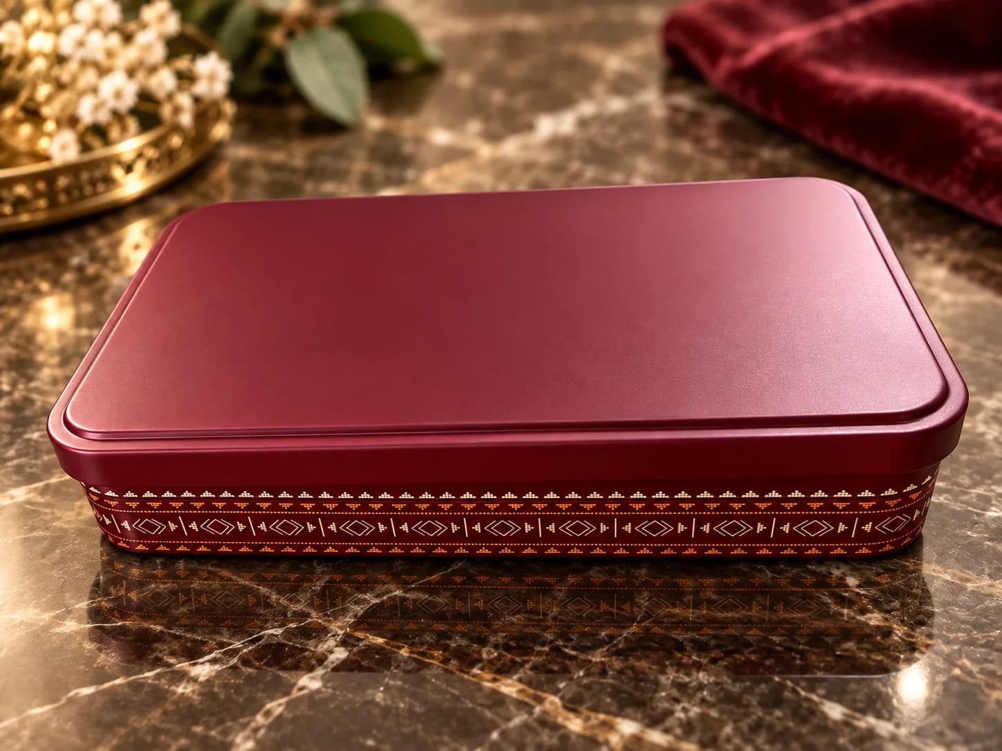 The Galaxy Royal Tin, closed, in its red colour with the pattern on its side
