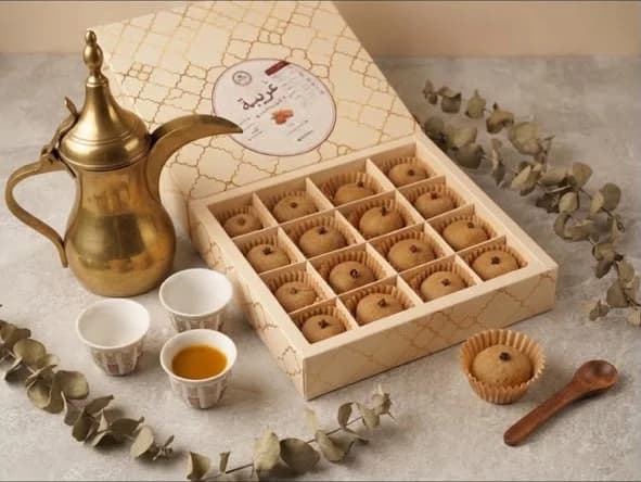 صندوق غريبة إلى جانب دلة قهوة وفناجيل