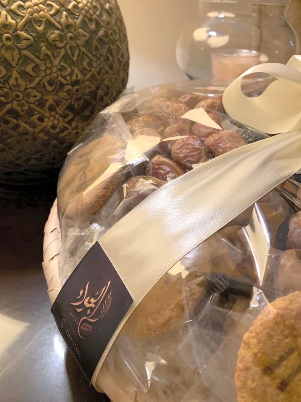 طرف الباكنج الملكي وملصق الجود على شريطته