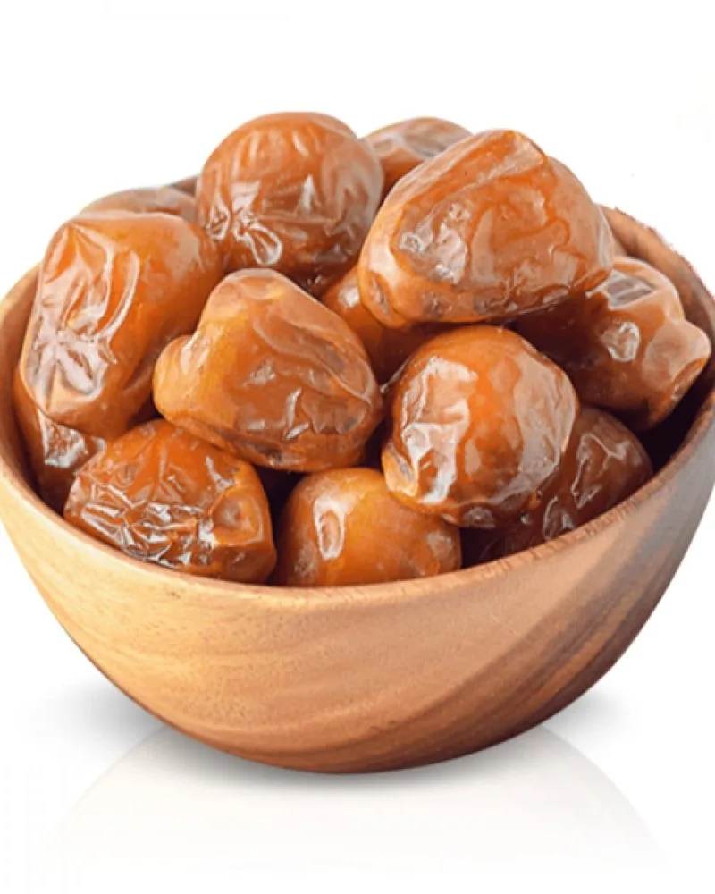 حبات رطب السكري اللامعة في صحن خشب